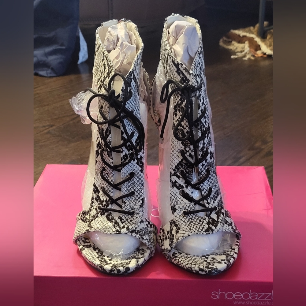 💜💜 Zoey White Snake Print Heels 💜💜